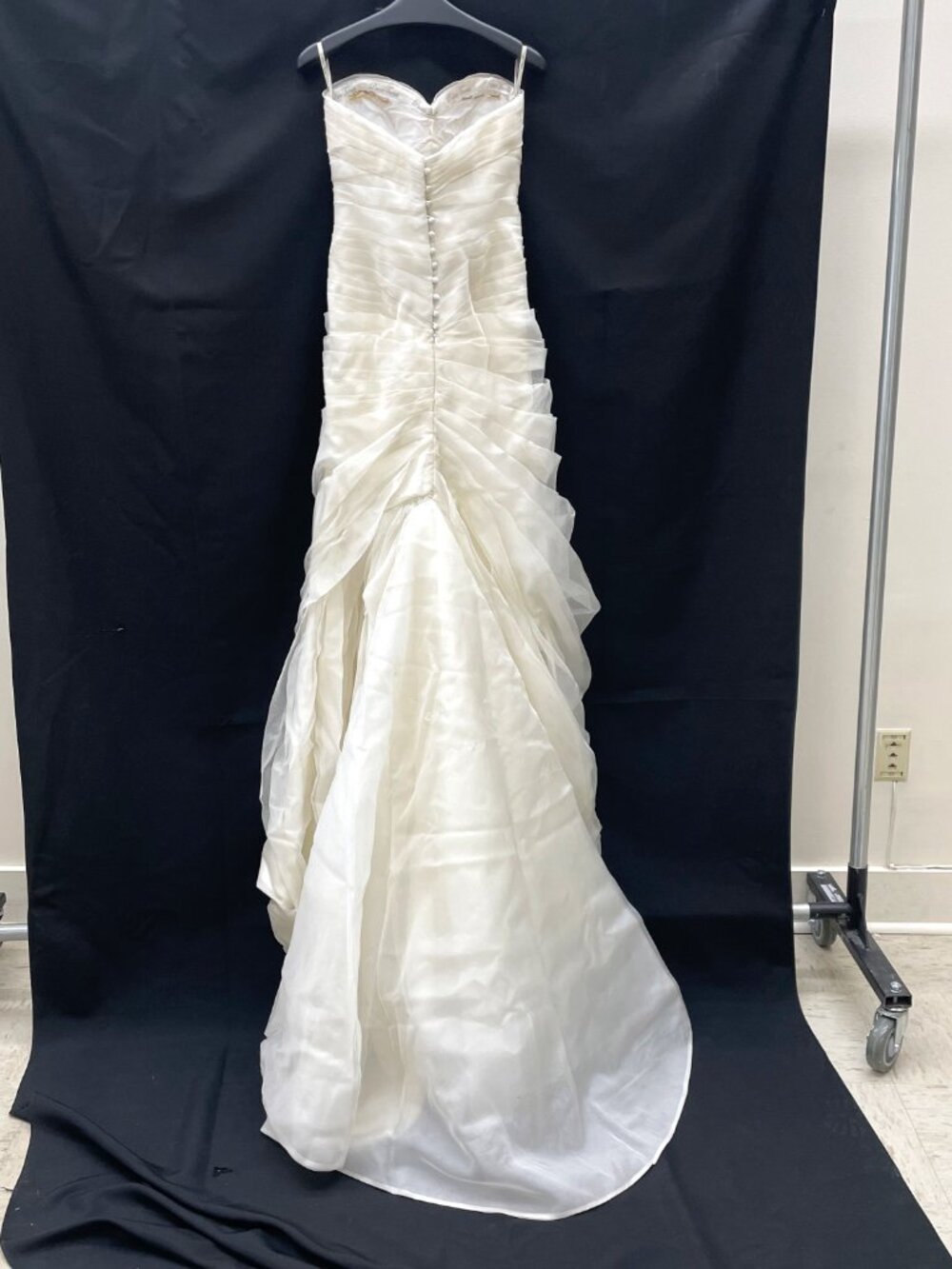 Pnina Tornai Style #4171 Kleinfeld Organza Pleated Mermaid Dress - Picture 4 of 12